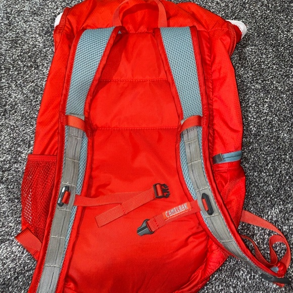 Reddish/Orange Camelbak Arête 18 daypack - Picture 2 of 2